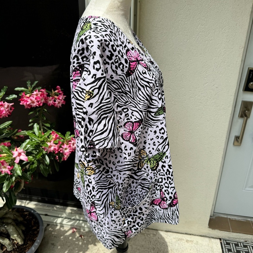 Women's Medical  Scrub. Animal Print W/Multicolored Butterflies. 2XL. - Picture 3 of 6